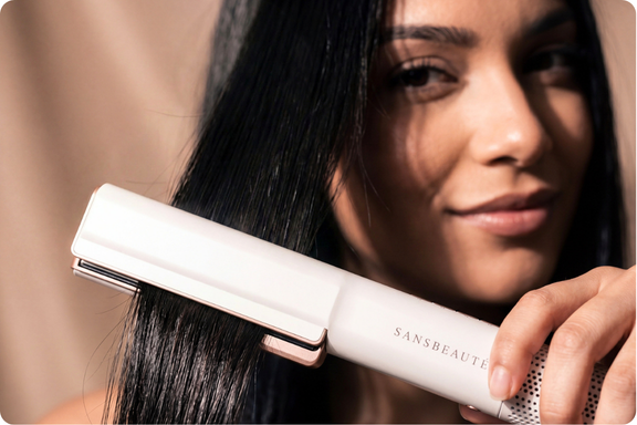 vrouw met föhnstijltang sansbeauté